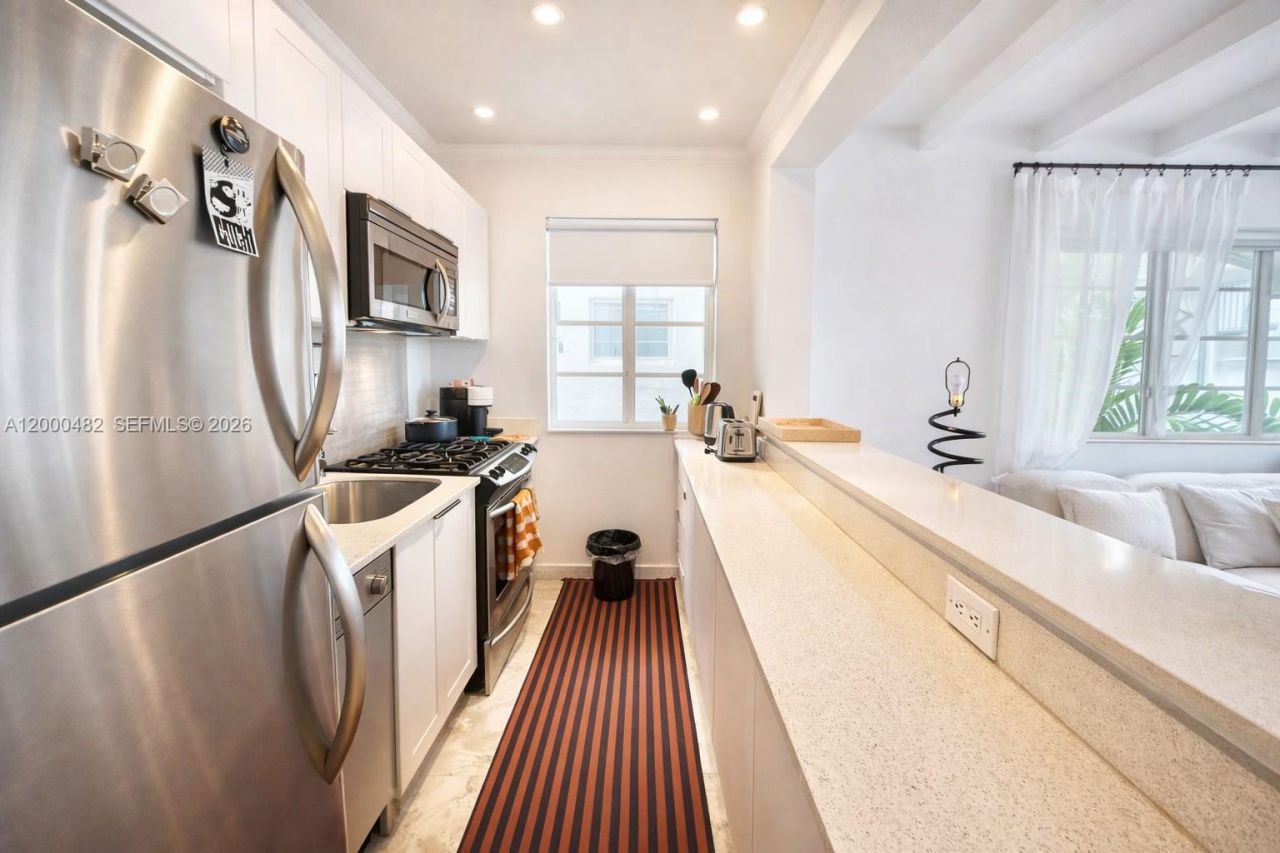 3915 N Meridian Ave, Unit 206, Miami Beach, FL 33140 Photo