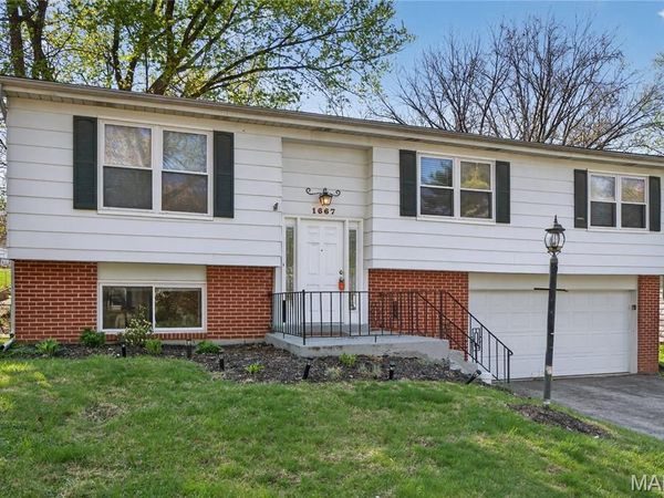 1667 Bronco Lane , St Louis, MO 63146