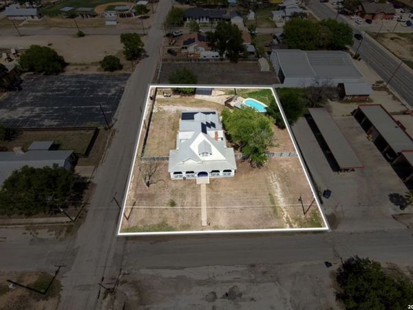 110 W BENTON AVE, Devine, TX 78016