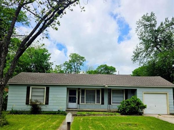 1813 Throckmorton Street, Gainesville, TX 76240