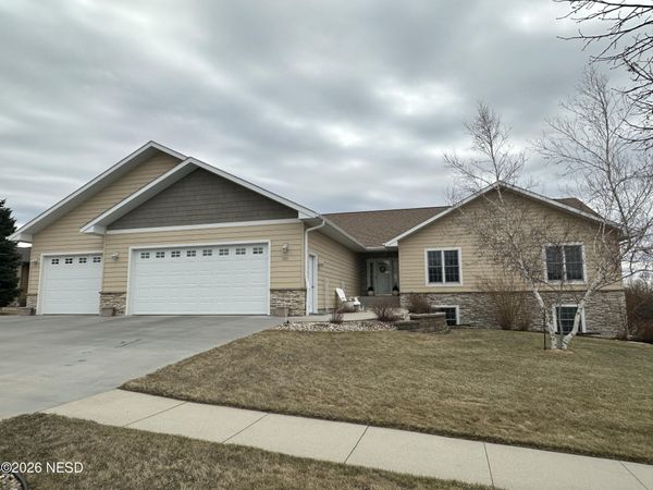 2325 GRANT DRIVE NW, Watertown, SD 57201