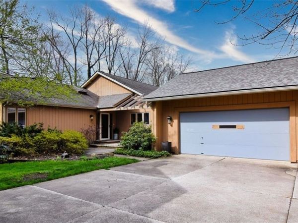 6470 Woodhawk Drive, Mayfield Heights, OH 44124