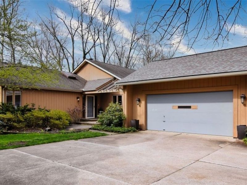 6470 Woodhawk Drive, Mayfield Heights, OH 44124 Photo 2