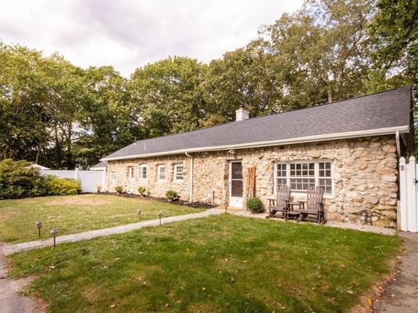 8 Old Fisher Ln, Walpole, MA 02081