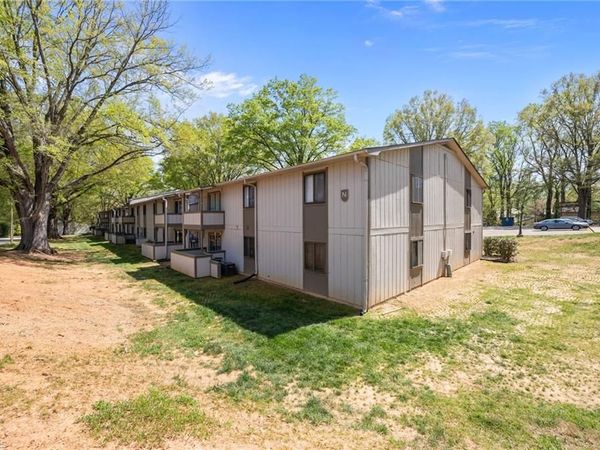 2240 Sunderland Road , Winston-Salem, NC 27103