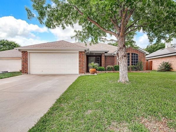 729 Tanglewood, Burleson, TX 76028