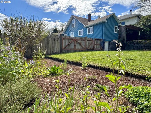 369 S 10th ST, Coos Bay, OR 97420