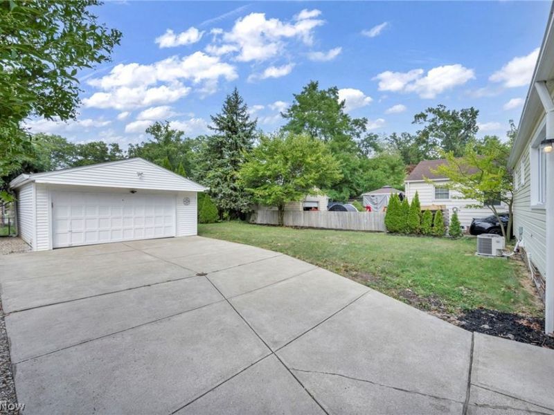 24000 Knickerbocker Road, Bay Village, OH 44140 Photo 3