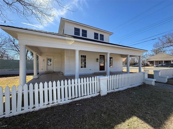 202 Throckmorton Street, Weatherford, TX 76086