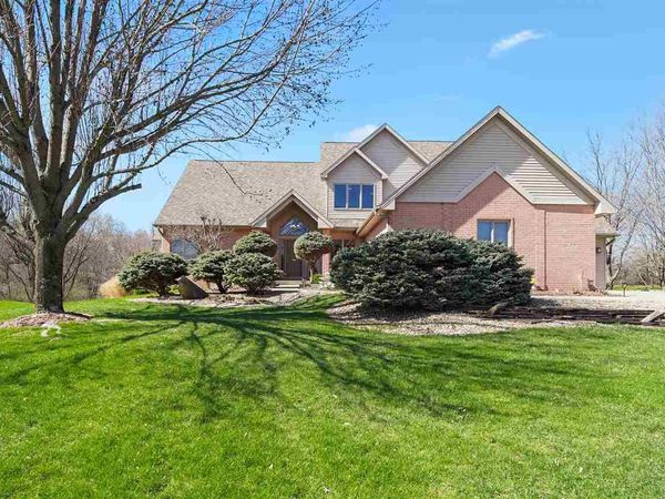 65 Burr Oak Ct, Iowa City, IA 52246