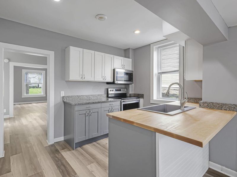 90 S Columbus Street, Sunbury, OH 43074 Photo 2