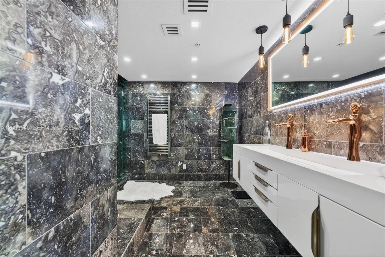 90 SW 3rd St, Unit PH-12, Miami, FL 33130 Photo