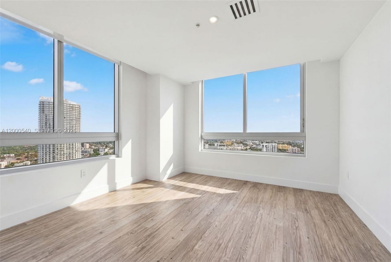 90 SW 3rd St, Unit PH-12, Miami, FL 33130 Photo