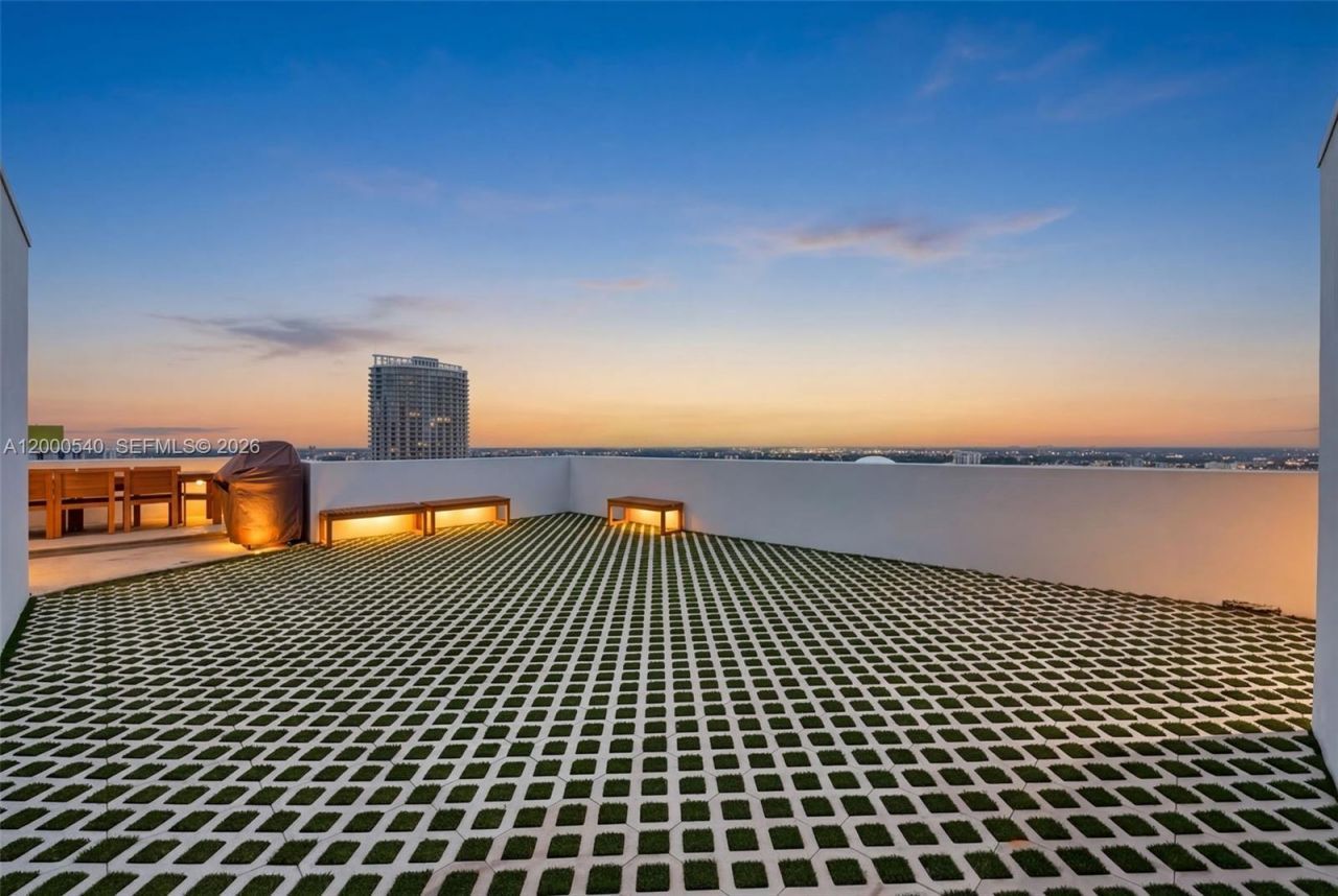 90 SW 3rd St, Unit PH-12, Miami, FL 33130 Photo