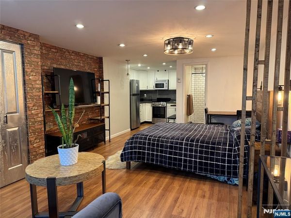 42 Willow Wood Square, EAST RUTHERFORD, NJ 07073