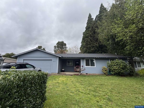 2247 Greentree Dr NE, Salem, OR 97305