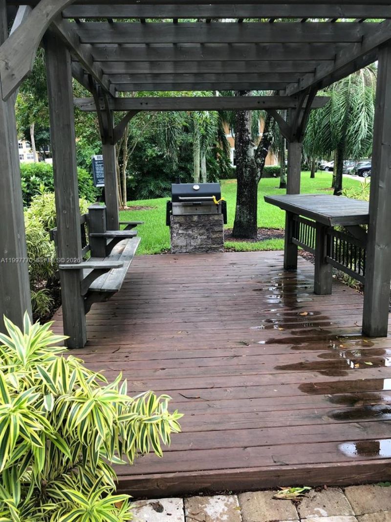 8801 Wiles Rd, Unit 305, Coral Springs, FL 33067 Photo