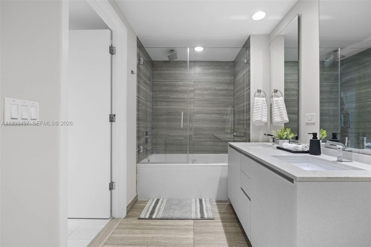 1010 Brickell Ave, Unit 1411, Miami, FL 33131 Photo