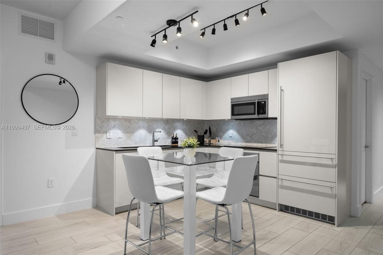1010 Brickell Ave, Unit 1411, Miami, FL 33131 Photo