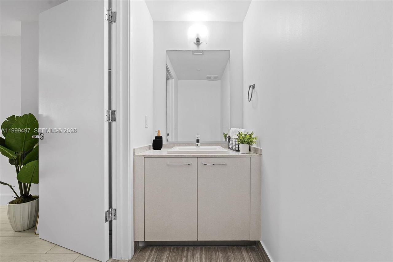 1010 Brickell Ave, Unit 1411, Miami, FL 33131 Photo