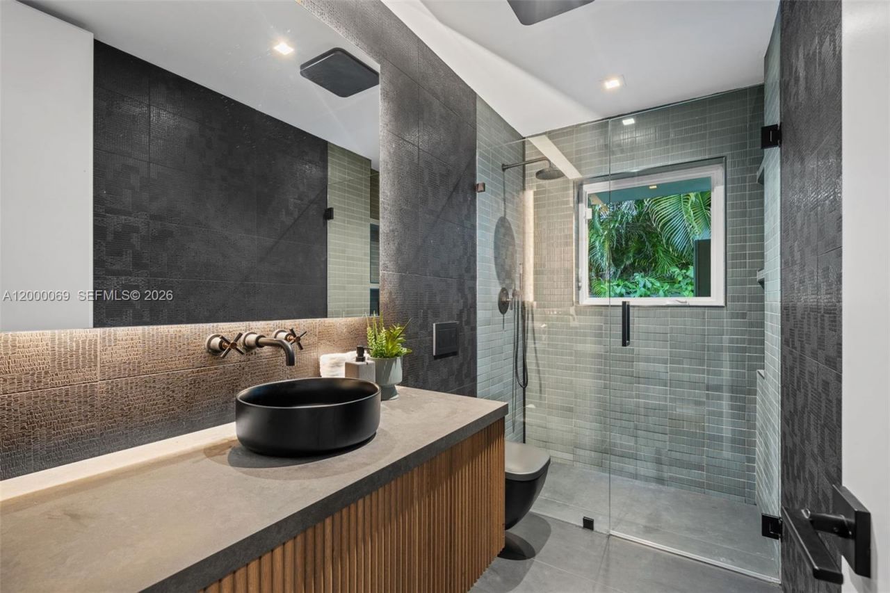 4800 Bay Point Rd, Miami, FL 33137 Photo