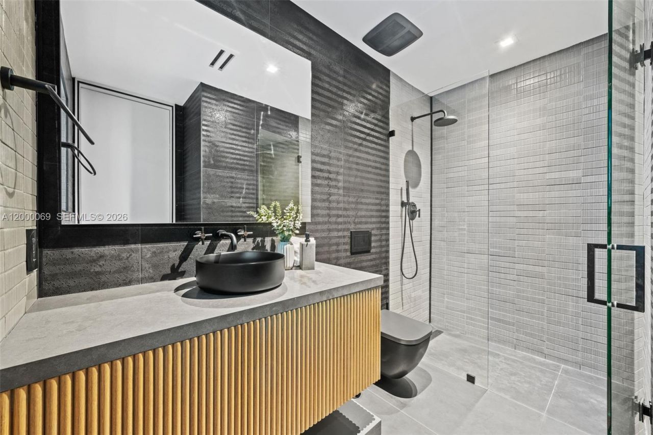 4800 Bay Point Rd, Miami, FL 33137 Photo