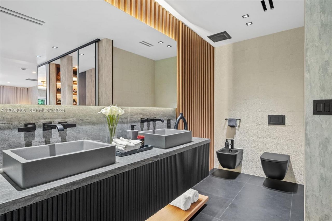 4800 Bay Point Rd, Miami, FL 33137 Photo