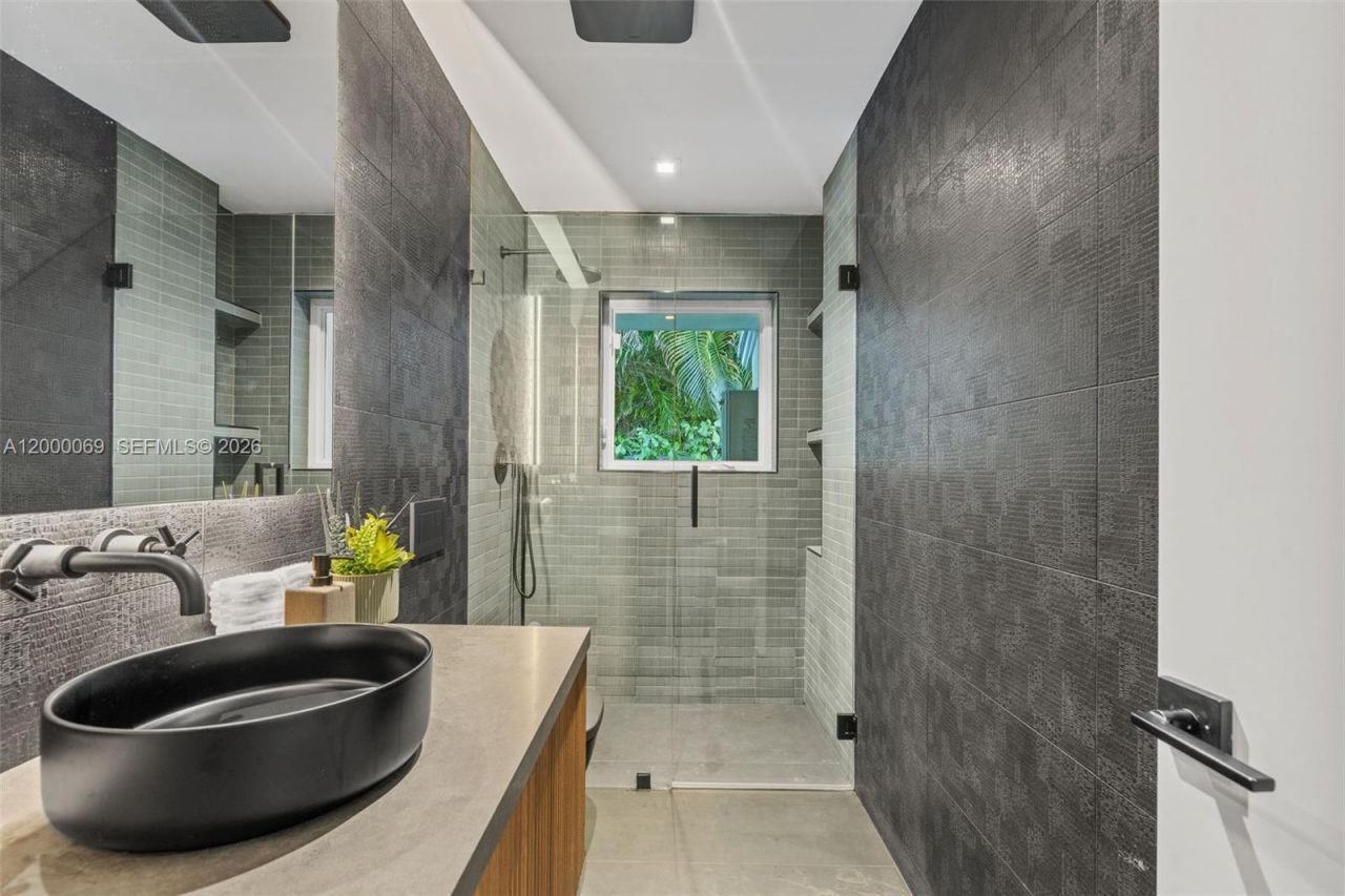 4800 Bay Point Rd, Miami, FL 33137 Photo