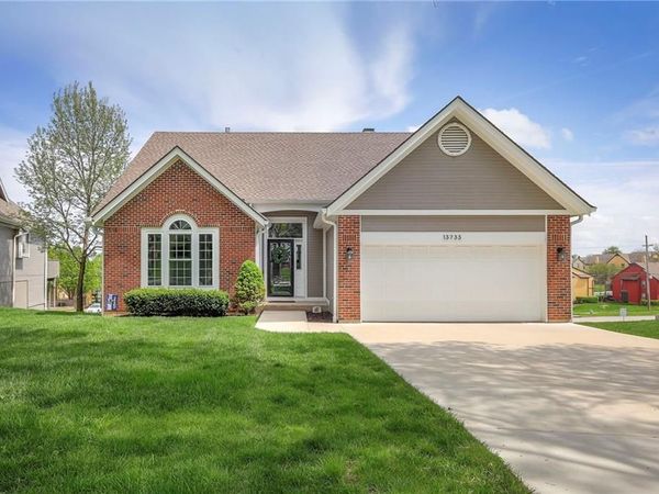 13733 Pembroke Circle, Leawood, KS 66224