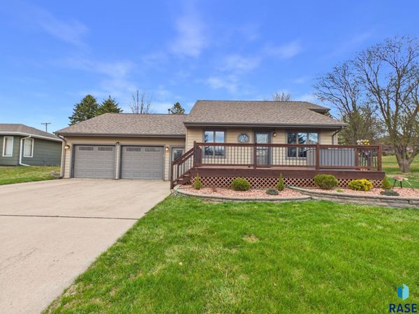 102 E 8th St, Dell Rapids, SD 57022