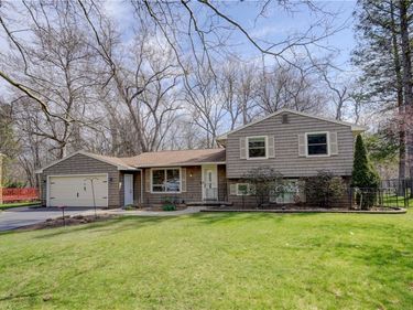 40 Smallwood Drive, Pittsford, NY 14534