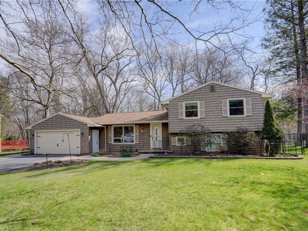 40 Smallwood Drive, Pittsford, NY 14534