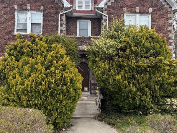 400 W Broadway , Cedarhurst, NY 11516