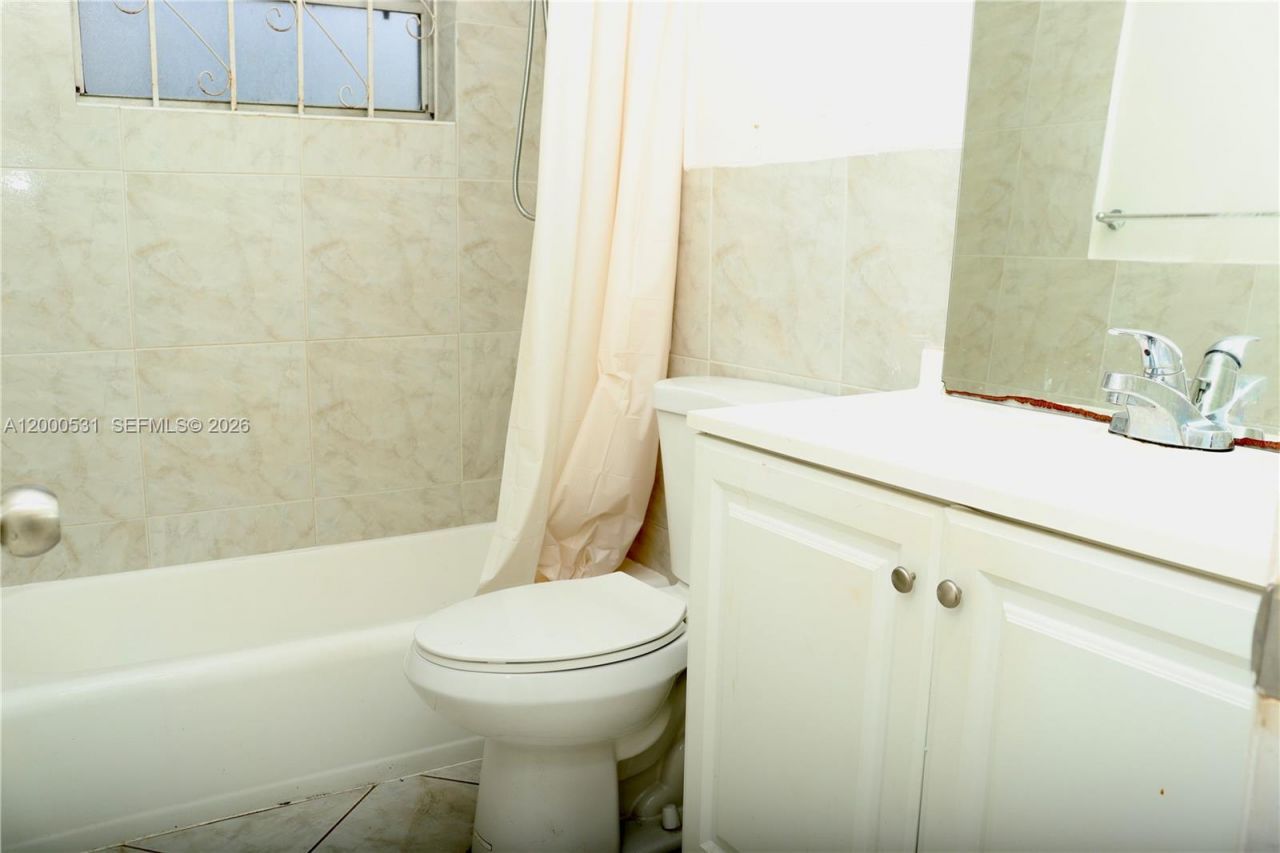 1240 NE 214th St, Miami, FL 33179 Photo