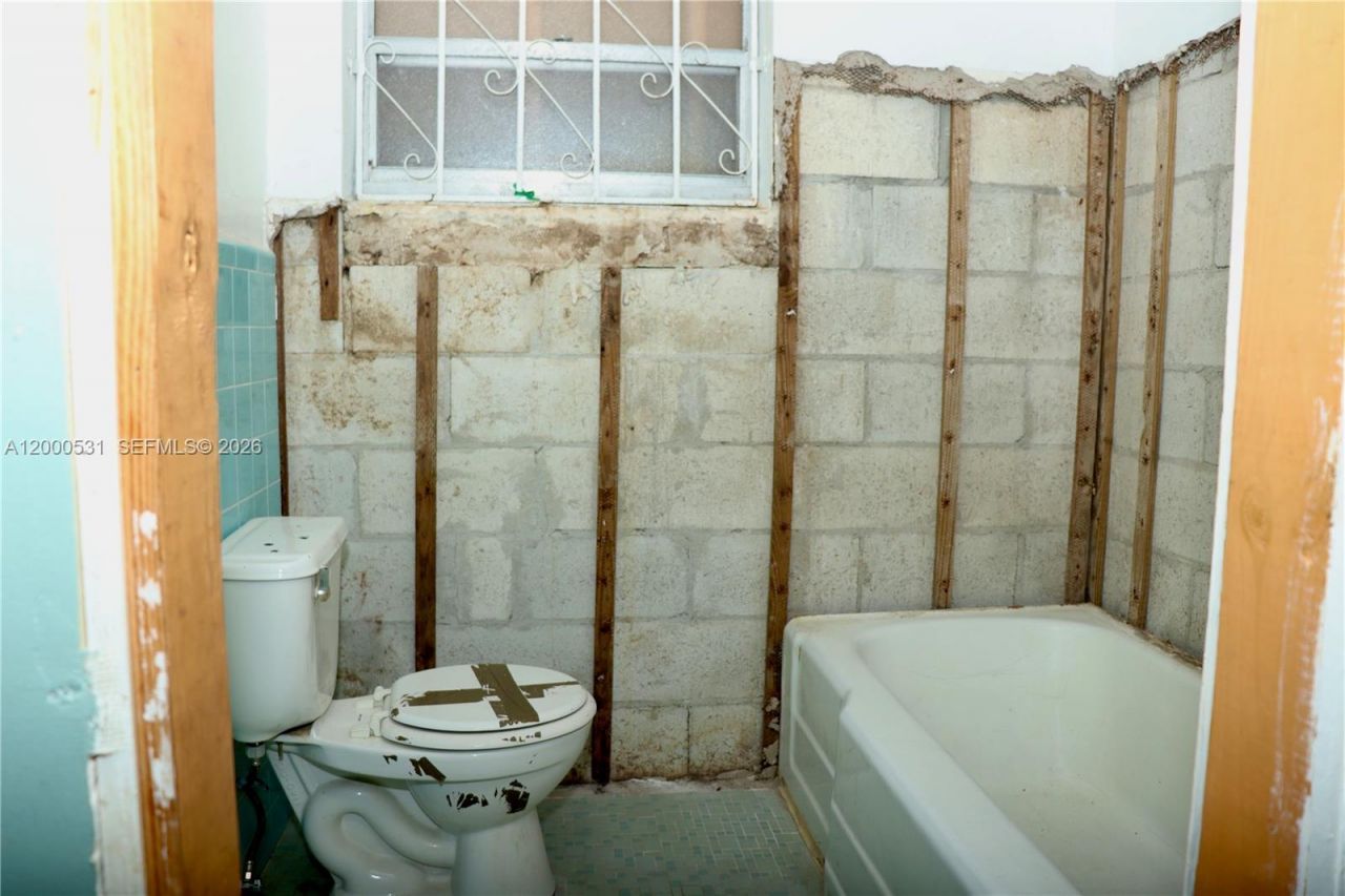 1240 NE 214th St, Miami, FL 33179 Photo