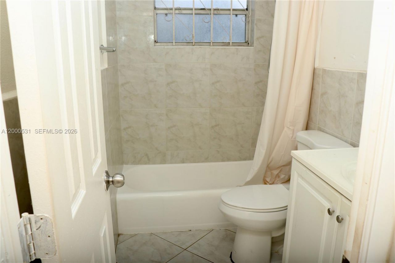 1240 NE 214th St, Miami, FL 33179 Photo