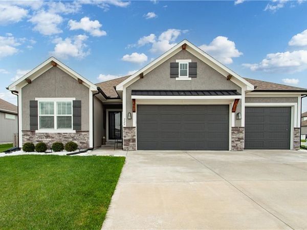 228 SW Davenport Drive, Blue Springs, MO 64014