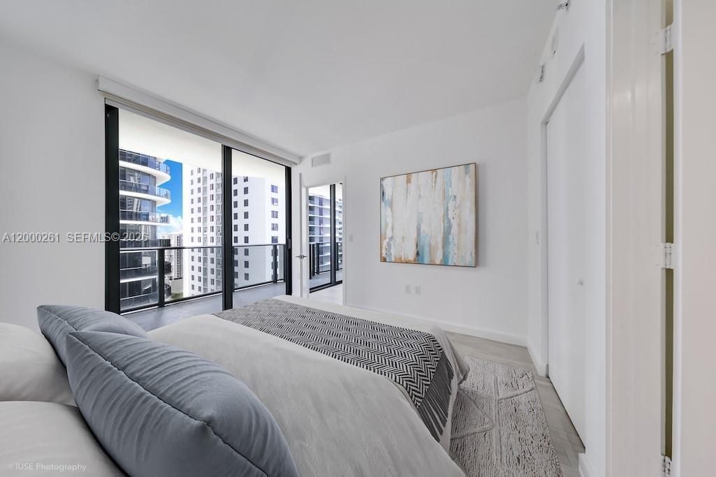 45 SW 9th St, Unit 1808, Miami, FL 33130 Photo