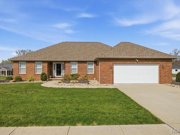 716 Wedgewood Lane , Trenton, IL 62293