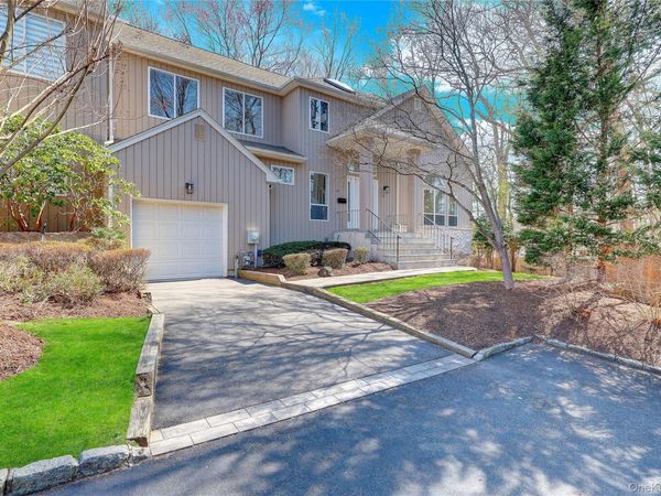 26 Stone Gate Court , Smithtown, NY 11787