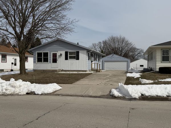 1133 S 36th St, Manitowoc, WI 54220