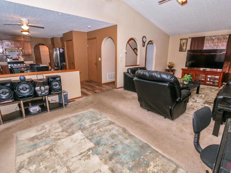 5976 Leafridge Lane, Columbus, OH 43232 Photo 10