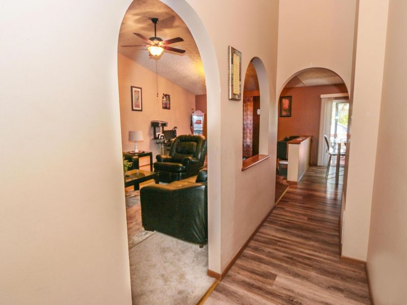 5976 Leafridge Lane, Columbus, OH 43232 Photo 4