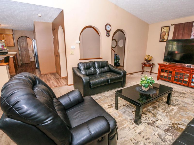 5976 Leafridge Lane, Columbus, OH 43232 Photo 6