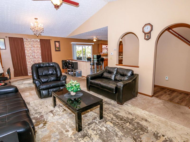 5976 Leafridge Lane, Columbus, OH 43232 Photo 8