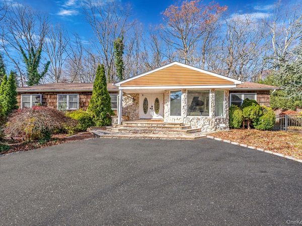 25 Farmington Lane , Melville, NY 11747