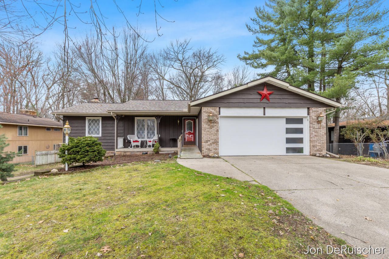 1879 Holliday Drive Sw, Wyoming, MI 49519 Main Photo