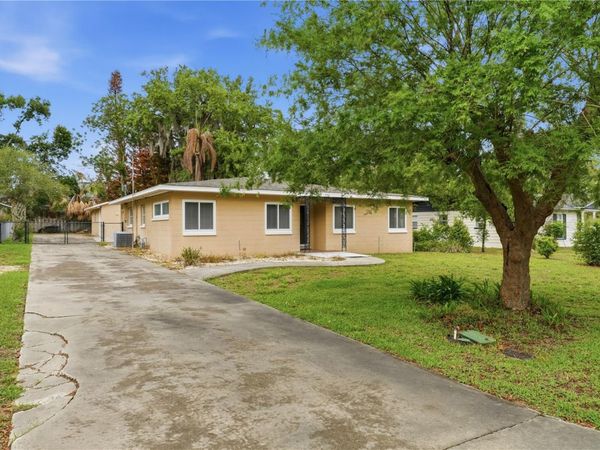 126 E MAGNOLIA AVENUE, HOWEY IN THE HILLS, FL 34737
