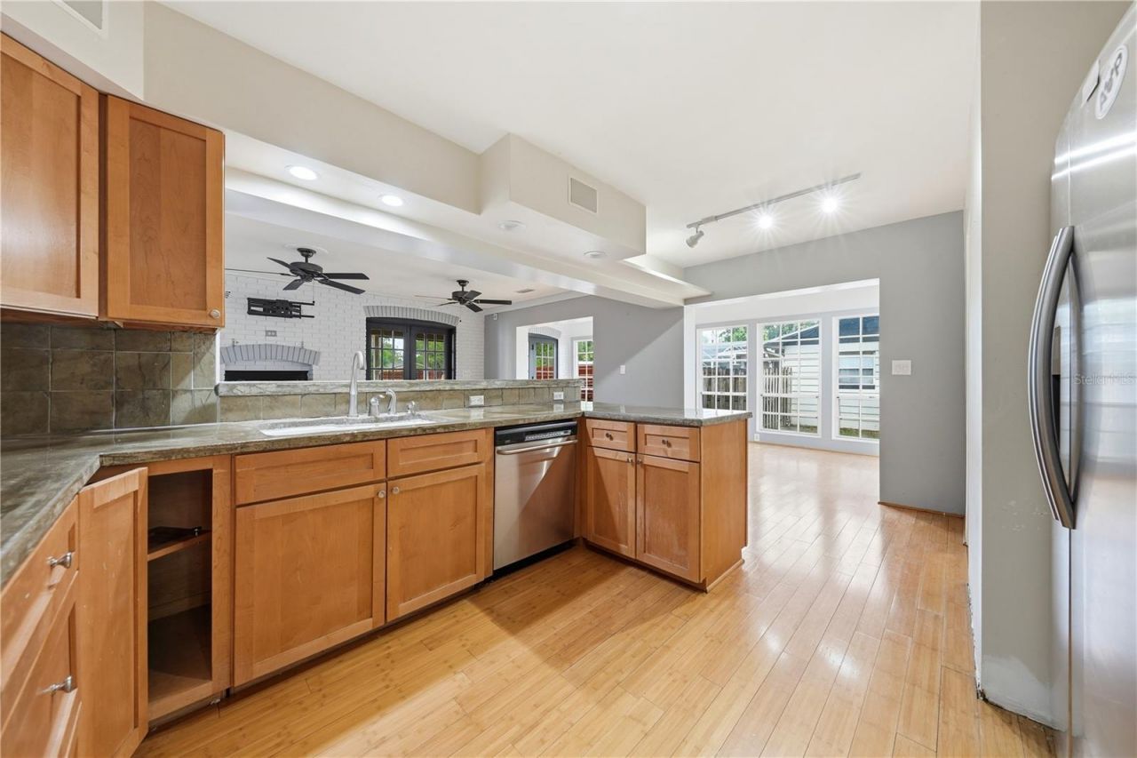 126 E Magnolia Avenue , Howey in the Hills, FL 34737 Photo