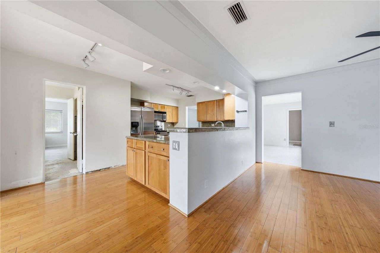 126 E Magnolia Avenue , Howey in the Hills, FL 34737 Photo